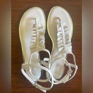 While Micheal Kors Ruffle Flat Sandals Women’s Size 8.5